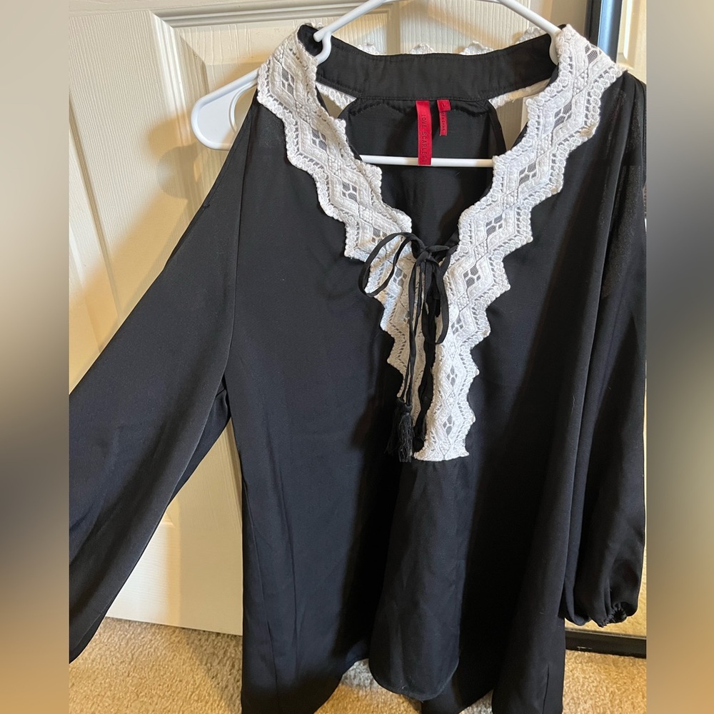 Black cold shoulder top size L